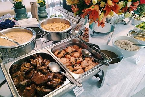 Buffet completo com pratos quentes e mesa decorada