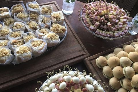 Mesa de salgadinhos e finger food para festa